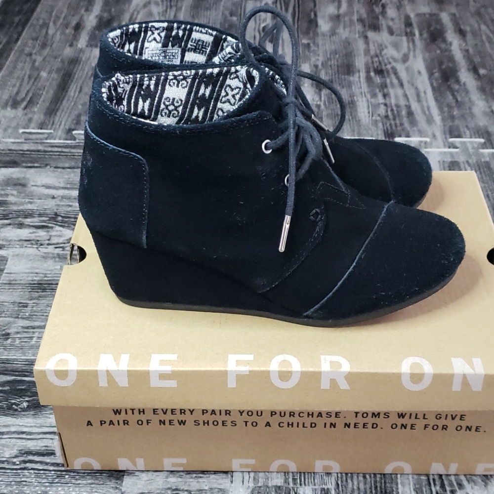 Toms Desert Wedge Boots Black Sued Booties size 8 W/ Box New In Box